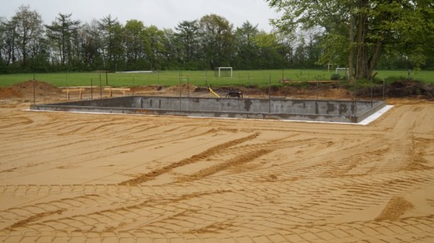 Mandag d. 18.05.2015: S&#229; er springgraven f&#230;rdig. Foto: Preben Hamborg.