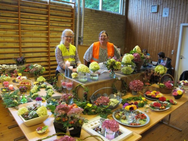 Loppemarked i Herborg. De glade blomsterpiger er klar til at g&#248;re en god l&#248;rdag endnu bedre. Foto: Hanne &#216;xenholt