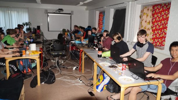Fredag d. 8.05.2015: LAN-party i Herborg. De unge mennesker hygger sig, medens de spiser chips, drikker cola og sl&#229;r virtuelle modstandere ihjel. Foto: Preben Hamborg.