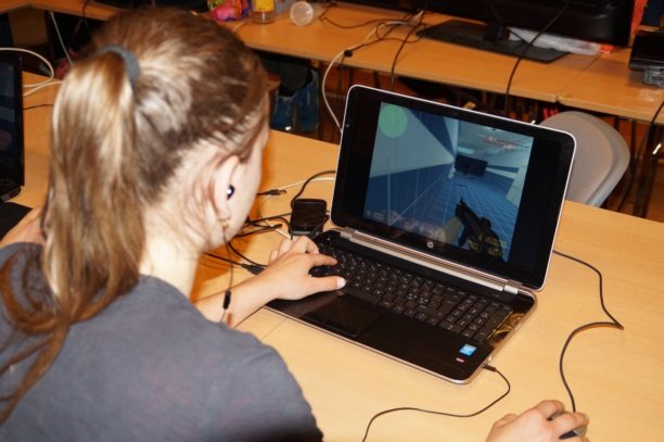 LAN-party i Herborg. 25 cola-, chips og slikglade unge mennesker hygger sig med at sl&#229; bits og bytes ihjel henne i Cyberspace. Foto: Preben Hamborg