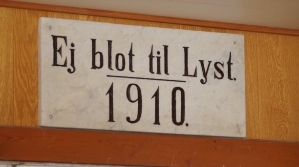 &quot;Salut til salen - her kommer Kuben&quot;. Foto: Preben Hamborg