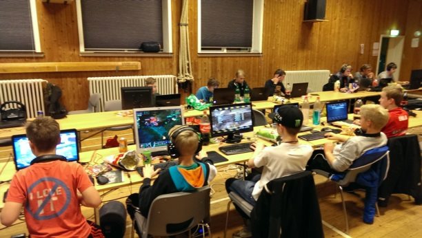 LAN-Party i Herborg. Kl. 02:00 er der stadig gang i sagerne. Foto: Preben Hamborg.