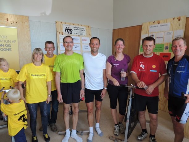 HUF&#180;s Sportsfest. Hele holdet, som&#160;&#160;deltog i HUF&#180;s Sponsorarrangement til fordel for Kuben. L&#230;ngst til h&#248;jre ses Henrik Juhl, som s&#248;rgede for, at sveden haglede af cyklisterne. Foto: Peder S&#248;ndergaard