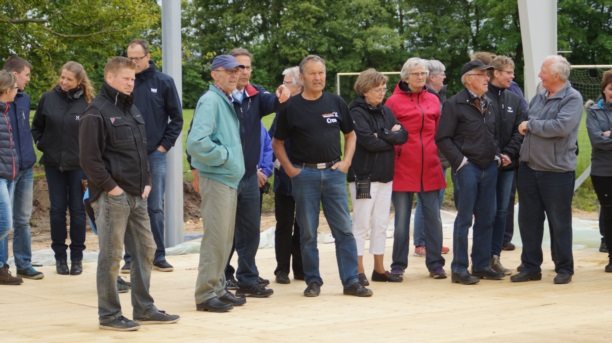 Mandag d. 15.06.2015: Sp&#230;rene rejses og vi kan holde rejsegilde. Det begynder at ligne noget. Foto: Preben Hamborg