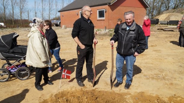 L&#248;rdag d. 18.04.2015: F&#248;rste spadestik. Oluf checker om Jens nu ogs&#229; har holdt den rigtige retning. Foto: Preben Hamborg