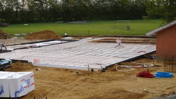 Onsdag d. 3.06.2015: S&#229; er gulvvarmen n&#230;sten f&#230;rdig og klar til beton i morgen. Foto: Preben Hamborg