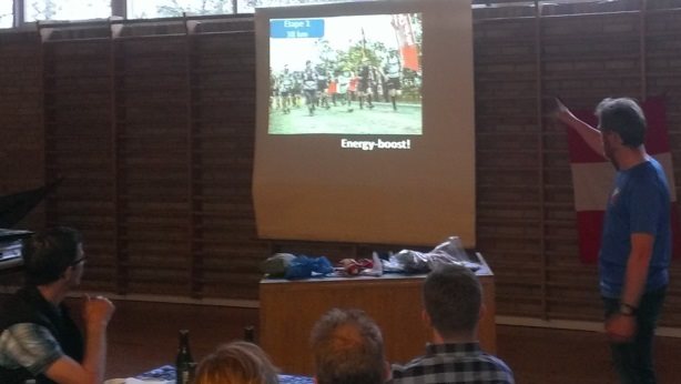 Simon Grimstrup viser et billede fra løbets start, hvor man lægger stille ud med en lille etape på 38 km - det er jo ikke engang en marathon!