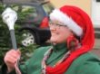 Juletræstænding i Herborg. En glad tambourmajor. Foto: Peder Søndergaard