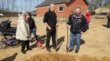 Lørdag d. 18.04.2015: Første spadestik. Oluf checker om Jens nu også har holdt den rigtige retning. Foto: Preben Hamborg