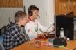 LAN-party i Herborg. 25 cola-, chips og slikglade unge mennesker hygger sig med at slå bits og bytes ihjel henne i Cyberspace. Foto: Preben Hamborg