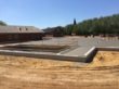 Onsdag d. 4.06.2015: Så er der lagt beton i multisalen og redskabrummet, og pludselig kan man ikke se det kæmpe arbejde der er lavet de sidste par uger med sandpude, isolering, rivenet og gulvvarme. Foto: Bent K. Søndergaard