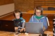 LAN-party i Herborg. 25 cola-, chips og slikglade unge mennesker hygger sig med at slå bits og bytes ihjel henne i Cyberspace. Foto: Preben Hamborg
