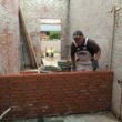 Mandag d. 17.08.2015: Så er murerne færdige med deres iøvrigt velfortjente ferie, og tager igen fat på arbejdet - men Erik drømmer nu stadig om en laksefyldt norsk elv, medens han stabler sten. Foto: Bent K. Søndergaard