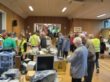 Loppemarked i Herborg. Varerne studeres grundigt. Foto: Hanne Øxenholt